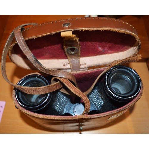 156 - U.S. Military Universal Camera Corp Binoculars (Has Crow's Foot Symbol) - Leather Case Made in Engla... 