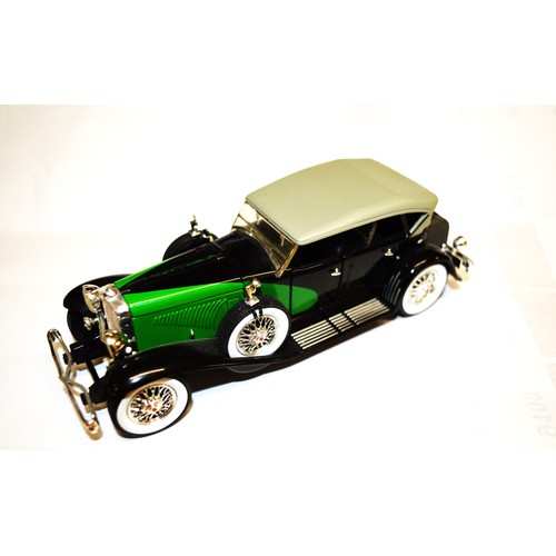 82 - 1934 Duesenberg Black and Green 1/32 Diecast Model Car by Signature Models