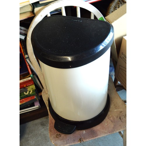 126 - Curver Medium Size Litter Bin