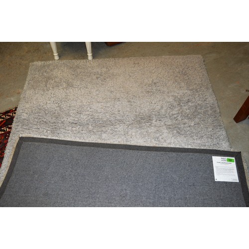 87 - An M & S 100% Polyester Shaggy Rug (in Grey) - 120 cm x 170 cm (47.25