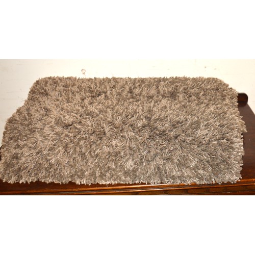 7 - Shaggy Rug in 