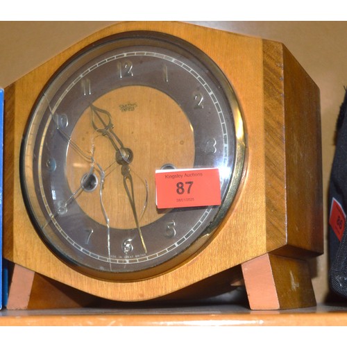 173 - Light Wood Mantle Clock (glass face broken)