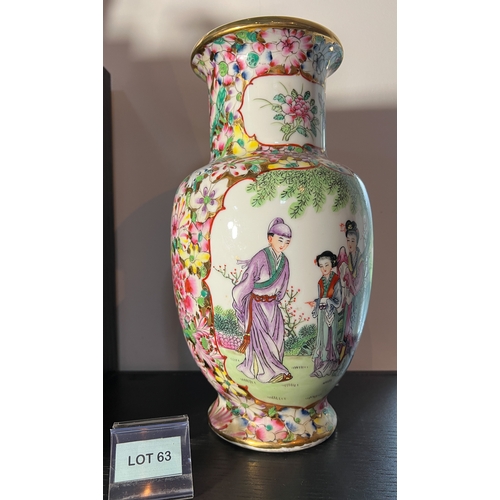 63 - Finely painted Chinese family rose republic period vase. With the body being highly decorated in a m... 