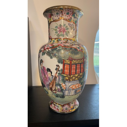 63 - Finely painted Chinese family rose republic period vase. With the body being highly decorated in a m... 