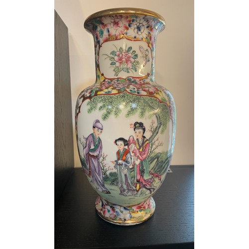 63 - Finely painted Chinese family rose republic period vase. With the body being highly decorated in a m... 