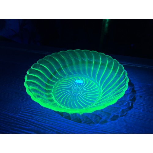 100 - 1x Bagley uranium glass bowl, 1x Stölzle art deco uranium glass bowl and 1x uranium glass compote (t... 