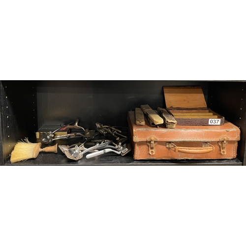 37 - Shaving equipment and vintage case