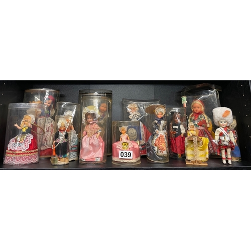 39 - Model dolls