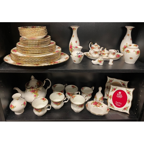47 - Old country rose Royal Albert set