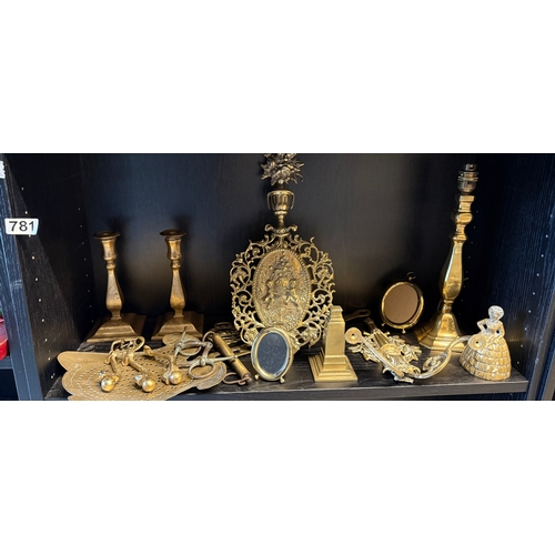 781 - Collection of brass, including candlesticks