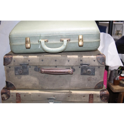 216 - 5 X VINTAGE SUITCASES