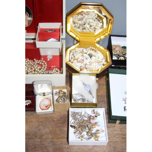 317 - QUANTITY OF COSTUME JEWELLERY