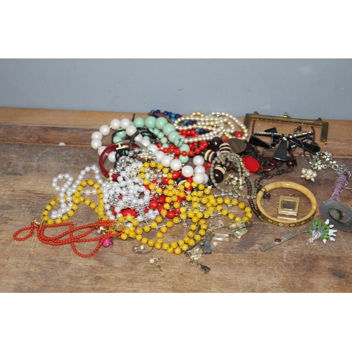 385 - QUANTITY OF COSTUME JEWELLERY