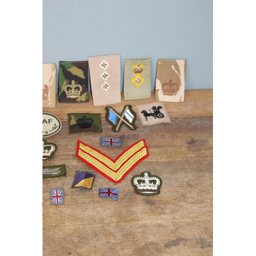 595 - QUANTITY OF BRITISH MILITARY ASSORTED BADGES