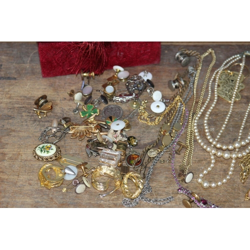 598 - GOOD QUANTITY OF COSTUME JEWELLERY