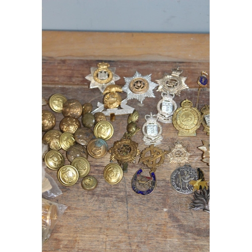 616 - QUANTITY OF ARMY BUTTONS AND BADGES