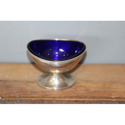 658 - SILVER SALT WITH BLUE LINER - LONDON 1931 JB CHATTERLEY& SONS 63.5G
6.5CM