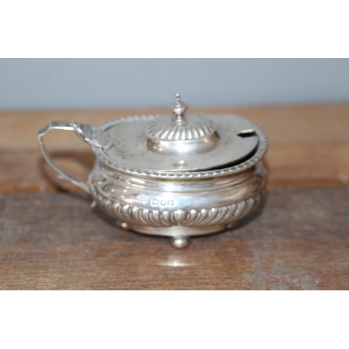 659 - SILVER MUSTARD POT WITH BLUE LINER - LONDON 1909 HORACE WOODWARD 74G
6.5CM