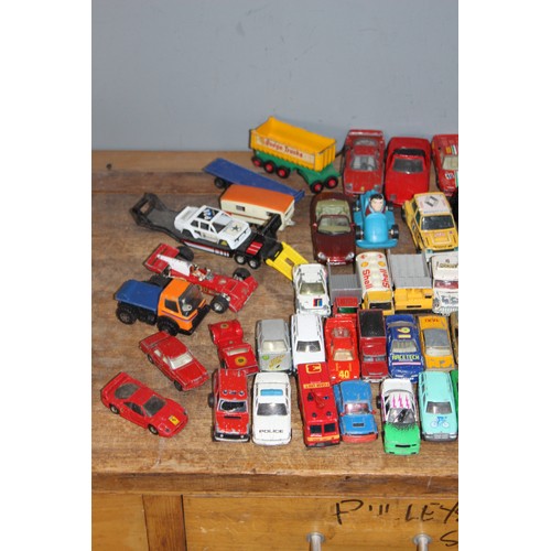 471 - BOX OF DIE CAST CARS