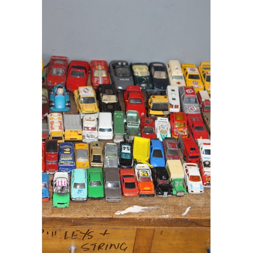 471 - BOX OF DIE CAST CARS