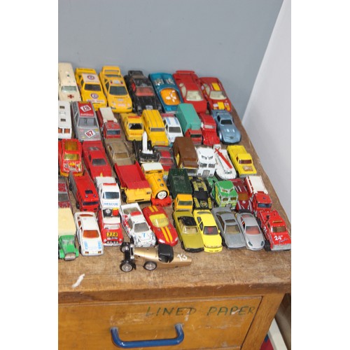 471 - BOX OF DIE CAST CARS