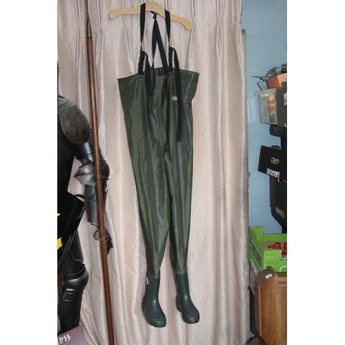 268 - ELGEECO WADERS SIZE 6