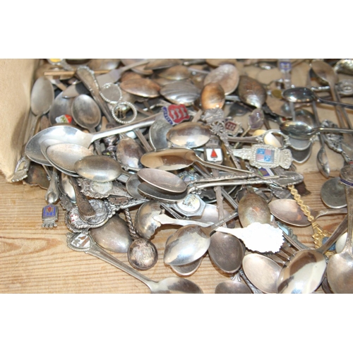 462 - BOX OF COMMEMORATIVE SPOONS INCLUDING WHITE METAL AND SILVER