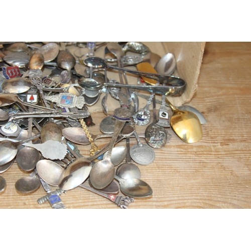 462 - BOX OF COMMEMORATIVE SPOONS INCLUDING WHITE METAL AND SILVER