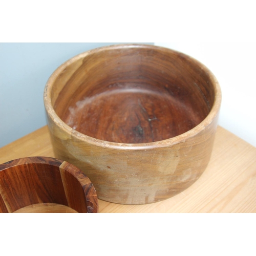 519 - 2 X TREEN BOWLS
29 X 13CM