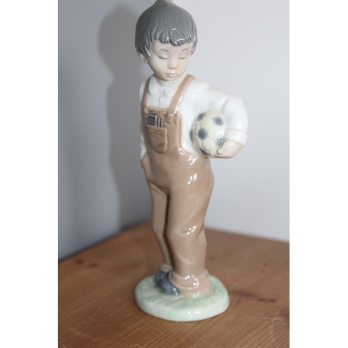 533 - NAO FIGURE OF YOUNG BOY WITH FOOTBALL
19CM