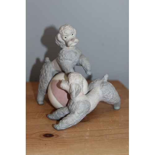 555 - LLADRO PLAYING POODLES FIGURE
14CM