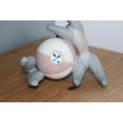 555 - LLADRO PLAYING POODLES FIGURE
14CM