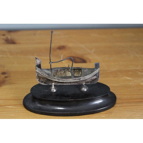 596 - VINTAGE 800 SILVER SMALL BOAT ON STAND 
10 X 10CM