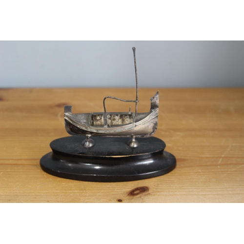 596 - VINTAGE 800 SILVER SMALL BOAT ON STAND 
10 X 10CM