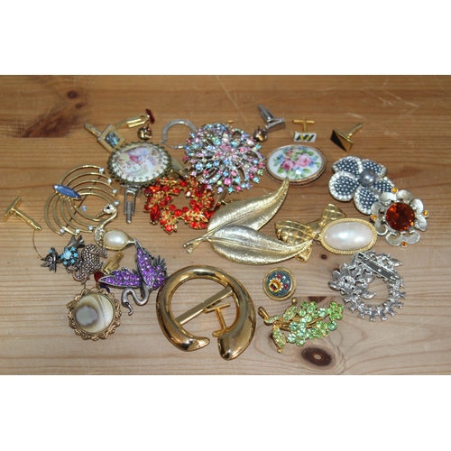 620 - QUANTITY OF BROOCHES