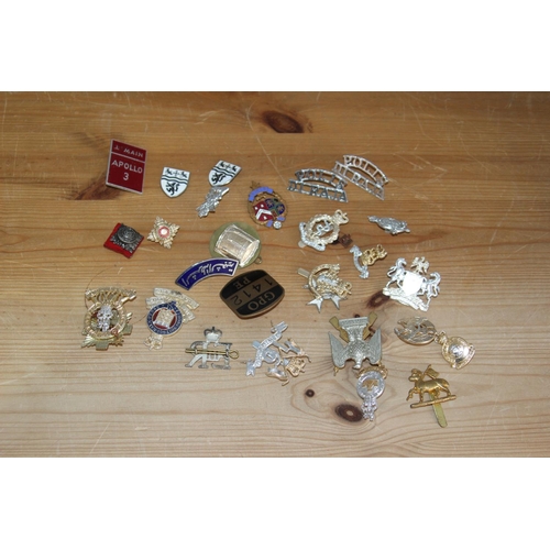 621 - QUANTITY OF VINTAGE MILITARY BADGES INCLUDING VINTAGE GPO BADGE