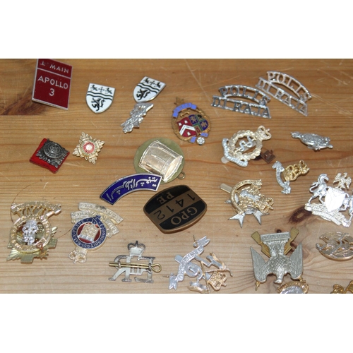 621 - QUANTITY OF VINTAGE MILITARY BADGES INCLUDING VINTAGE GPO BADGE