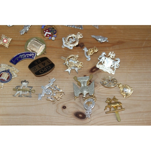 621 - QUANTITY OF VINTAGE MILITARY BADGES INCLUDING VINTAGE GPO BADGE