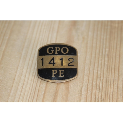 621 - QUANTITY OF VINTAGE MILITARY BADGES INCLUDING VINTAGE GPO BADGE