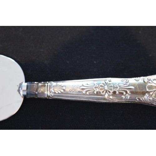 643 - SILVER HANDLED CAKE SLICE - SHEFFIELD 1972 - HARRISONS BROS