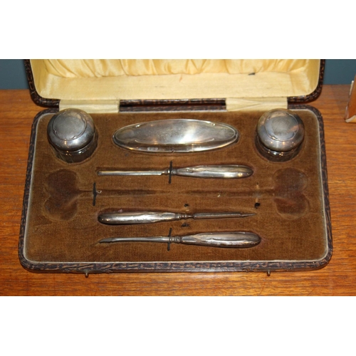 662 - SILVER PART MANICURE SET IN BOX - BIRMINGHAM 1924 - DAVIS, MOSS AND CO