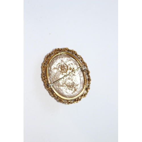 664 - PROFILE BROOCH