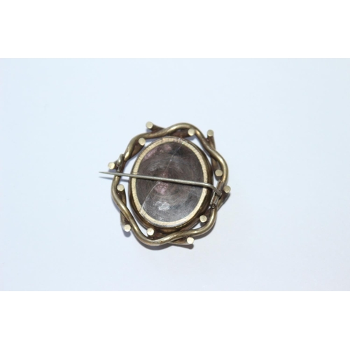 670 - VICTORIAN MOURNING BROOCH - CRACK TO GLASS