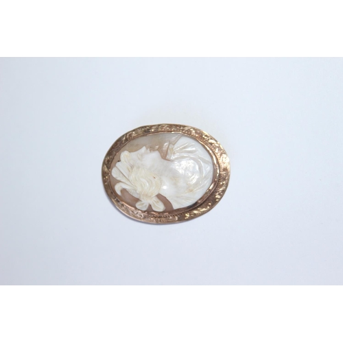 678 - 9CT GOLD CAMEO BROOCH