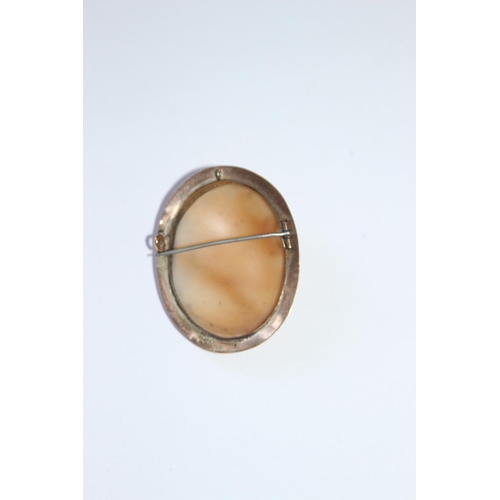 678 - 9CT GOLD CAMEO BROOCH