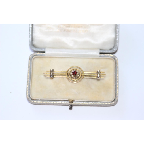 684 - 9CT GOLD PEARL BROOCH