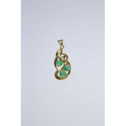 689 - 14CT GOLD AND JADE PENDANT - 3grams including stone