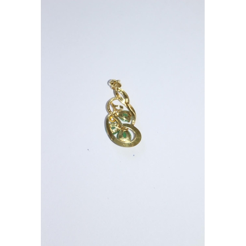 689 - 14CT GOLD AND JADE PENDANT - 3grams including stone