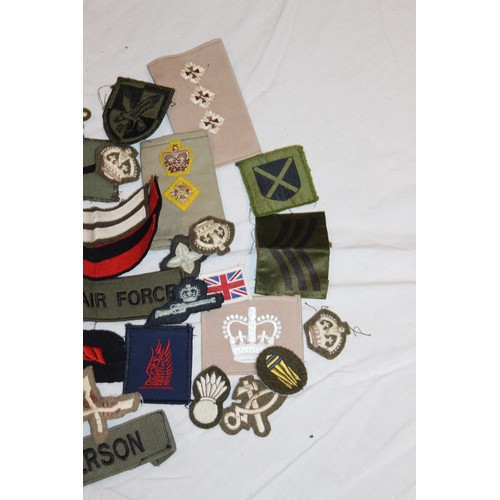 400 - LARGE QUANTITY OF MILITARY PATCH BADGES, MILITARY ASH TRAY AND FRAMED BADGE