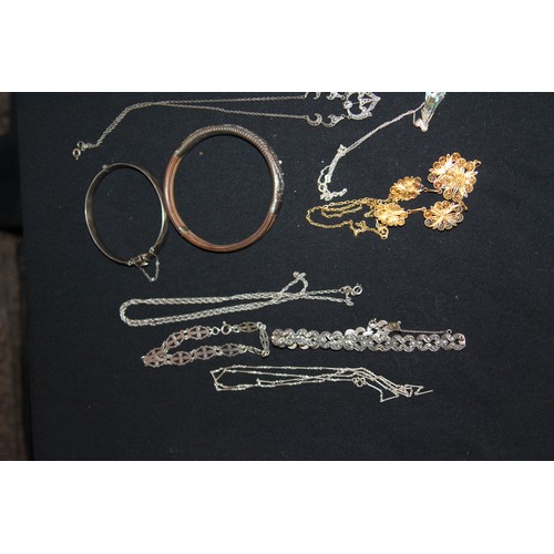 665 - QUANTITY OF VINTAGE SILVER JEWELLERY ETC